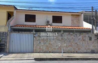 Imagem: A casa possui 4 Dormitórios, 3 Banheiros, 1 Vaga na garagem