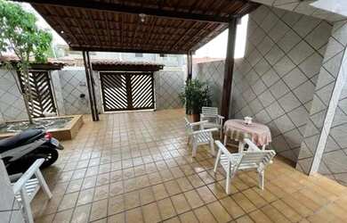 Imagem: A casa possui 3 Dormitórios, 4 Banheiros, 3 Vagas na garagem