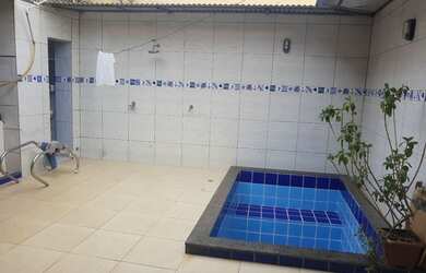 Imagem: A casa possui 2 Dormitórios, 2 Banheiros e 2 Vagas na garagem