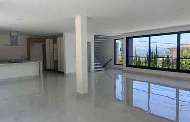 Imagem: A casa em condomínio possui 4 Dormitórios, 5 Banheiros, 4