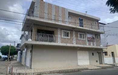 Imagem: A casa possui 4 Dormitórios, 3 Banheiros, 3 Vagas na garagem