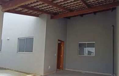 Imagem: A casa possui 3 Dormitórios, 2 Banheiros, 2 Vagas na garagem