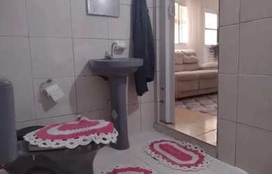 Imagem: A casa possui 2 Dormitórios, 1 Banheiro, 1 Vaga na garagem