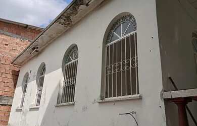 Imagem: A casa possui 3 Dormitórios, 1 Banheiro, 1 Vaga na garagem