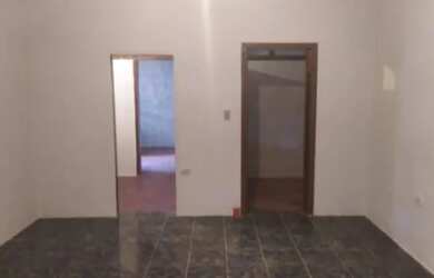 Imagem: A casa possui 2 Dormitórios, 1 Banheiro e está localizado