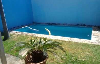 Imagem: A casa possui 2 Dormitórios, 1 Banheiro, 2 Vagas na garagem