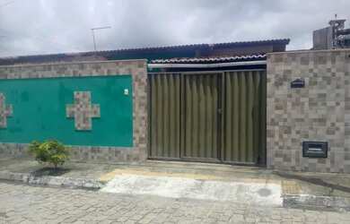 Imagem: A casa possui 2 Dormitórios, 1 Banheiro, 2 Vagas na garagem