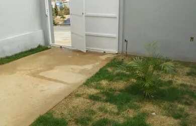 Imagem: A casa possui 3 Dormitórios, 1 Banheiro, 2 Vagas na garagem