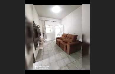 Imagem: A casa possui 3 Dormitórios, 1 Banheiro, 2 Vagas na garagem