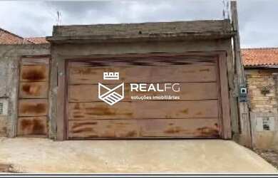 Imagem: A casa possui 2 Dormitórios, 1 Banheiro, 1 Vaga na garagem