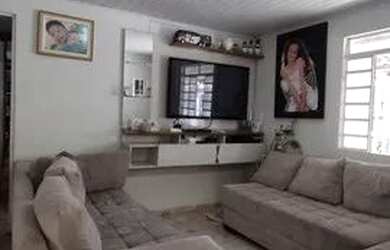 Imagem: A casa possui 3 Dormitórios, 1 Banheiro, 1 Vaga na garagem