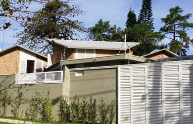 Imagem: A casa possui 4 Dormitórios, 5 Banheiros, 4 Vagas na garagem