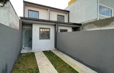 Imagem: A casa possui 2 Dormitórios, 1 Banheiro, 2 Vagas na garagem