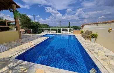 Imagem: A casa em condomínio possui 4 Dormitórios, 2 Banheiros e 280m²