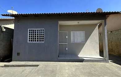 Imagem: A casa possui 3 Dormitórios, 2 Banheiros, 1 Vaga na garagem