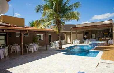 Imagem: A casa possui 3 Dormitórios, 3 Banheiros, 4 Vagas na garagem