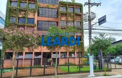 Imagem: O depósito possui 5 Vagas na garagem, 924m² de Área e está