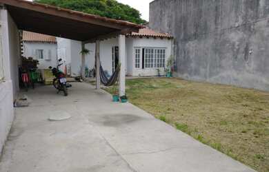 Imagem: A casa possui 3 Dormitórios, 2 Banheiros, 2 Vagas na garagem