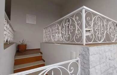 Imagem: A casa possui 3 Dormitórios, 2 Banheiros, 2 Vagas na garagem