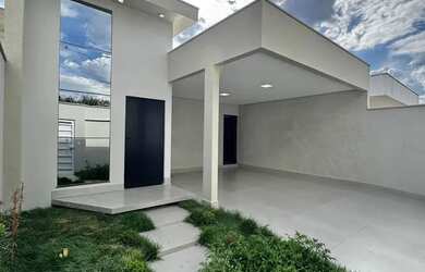 Imagem: A casa à venda possui 3 Dormitórios, 1 Banheiro, 2 Vagas na