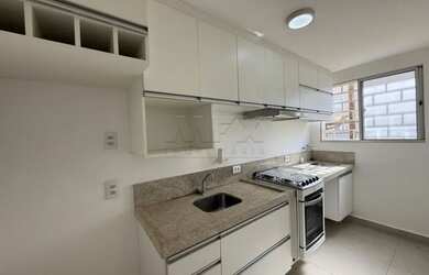 Imagem: O apartamento possui 2 Dormitórios, 1 Banheiro, 1 Vaga na garagem