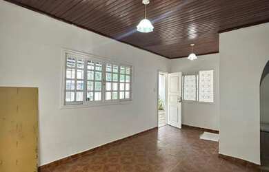 Imagem: A casa possui 3 Dormitórios, 2 Banheiros, 2 Vagas na garagem