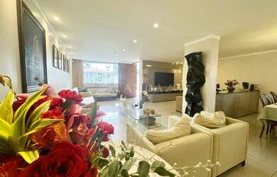 Imagem: A casa possui 5 Dormitórios, 5 Banheiros, 5 Vagas na garagem