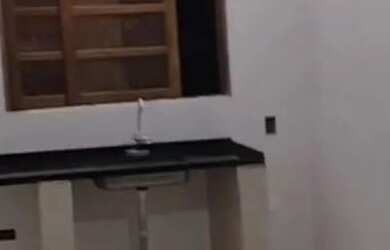 Imagem: A casa possui 1 Dormitório e 1 Banheiro e está localizado