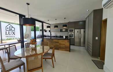 Imagem: A casa em condomínio possui 4 Dormitórios, 5 Banheiros, 4