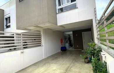 Imagem: A casa possui 3 Dormitórios, 1 Banheiro, 2 Vagas na garagem