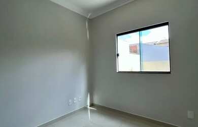 Imagem: A casa possui 3 Dormitórios, 2 Banheiros, 4 Vagas na garagem