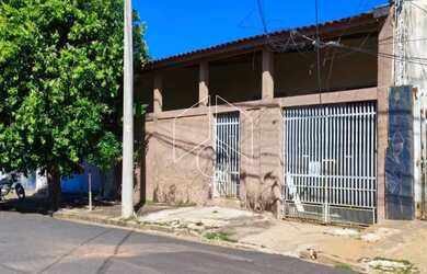 Imagem: A casa possui 2 Dormitórios, 1 Banheiro, 1 Vaga na garagem