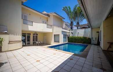 Imagem: A casa possui 4 Dormitórios, 2 Banheiros, 4 Vagas na garagem