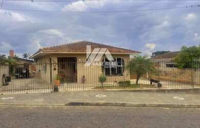 Imagem: A casa possui 3 Dormitórios, 1 Banheiro, 3 Vagas na garagem