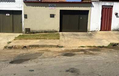 Imagem: A casa possui 3 Dormitórios, 2 Banheiros, 3 Vagas na garagem