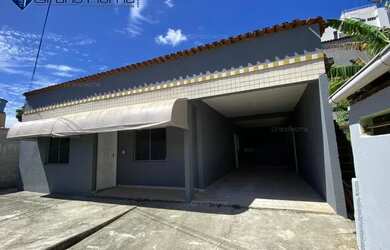 Imagem: A casa possui 3 Dormitórios, 1 Banheiro, 3 Vagas na garagem