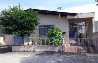 Imagem: A casa possui 5 Dormitórios, 3 Banheiros, 3 Vagas na garagem