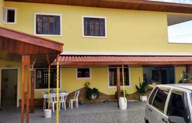 Imagem: A casa possui 5 Dormitórios, 3 Banheiros, 3 Vagas na garagem