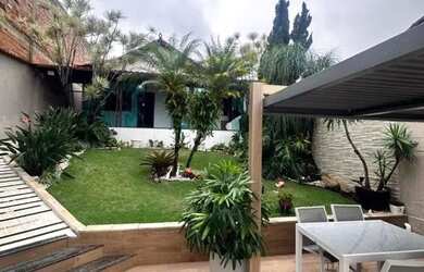 Imagem: A casa possui 4 Dormitórios, 3 Banheiros, 5 Vagas na garagem