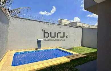 Imagem: A casa possui 3 Dormitórios, 3 Banheiros, 4 Vagas na garagem