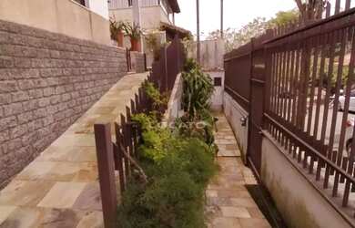 Imagem: A casa possui 3 Dormitórios, 1 Banheiro, 1 Vaga na garagem