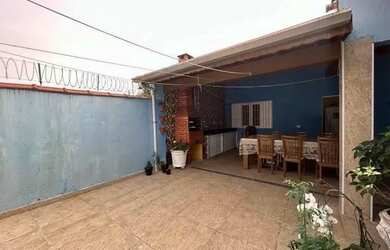 Imagem: A casa possui 2 Dormitórios, 2 Banheiros, 3 Vagas na garagem