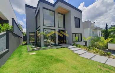 Imagem: A casa possui 4 Dormitórios, 5 Banheiros, 4 Vagas na garagem