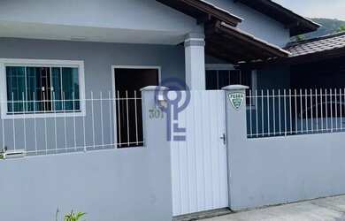 Imagem: A casa possui 3 Dormitórios, 2 Banheiros, 2 Vagas na garagem