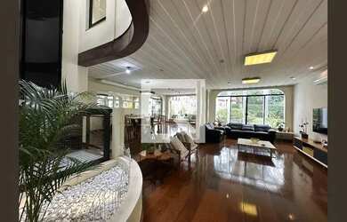 Imagem: A casa possui 4 Dormitórios, 5 Banheiros, 4 Vagas na garagem