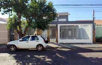 Imagem: A casa possui 3 Dormitórios, 2 Banheiros, 282m² de Área e