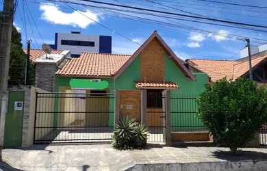 Imagem: A casa possui 3 Dormitórios, 2 Banheiros, 1 Vaga na garagem