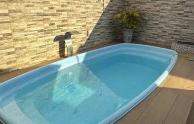 Imagem: A casa possui 3 Dormitórios, 3 Banheiros, 2 Vagas na garagem