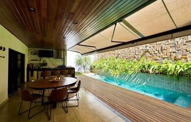 Imagem: A casa possui 1 Dormitório, 5 Banheiros, 2 Vagas na garagem