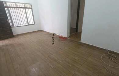 Imagem: A casa possui 2 Dormitórios, 1 Banheiro, 1 Vaga na garagem